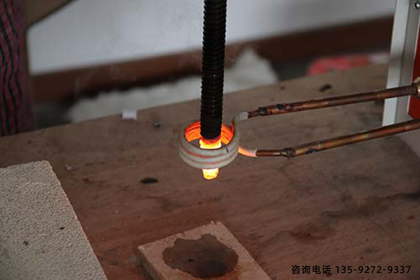 高頻淬火機(jī)廠家對汽車鋼板彈簧的熱處理 