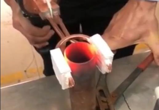 手持式高頻加熱機(jī) 開(kāi)口U型線圈加熱鋼管演示