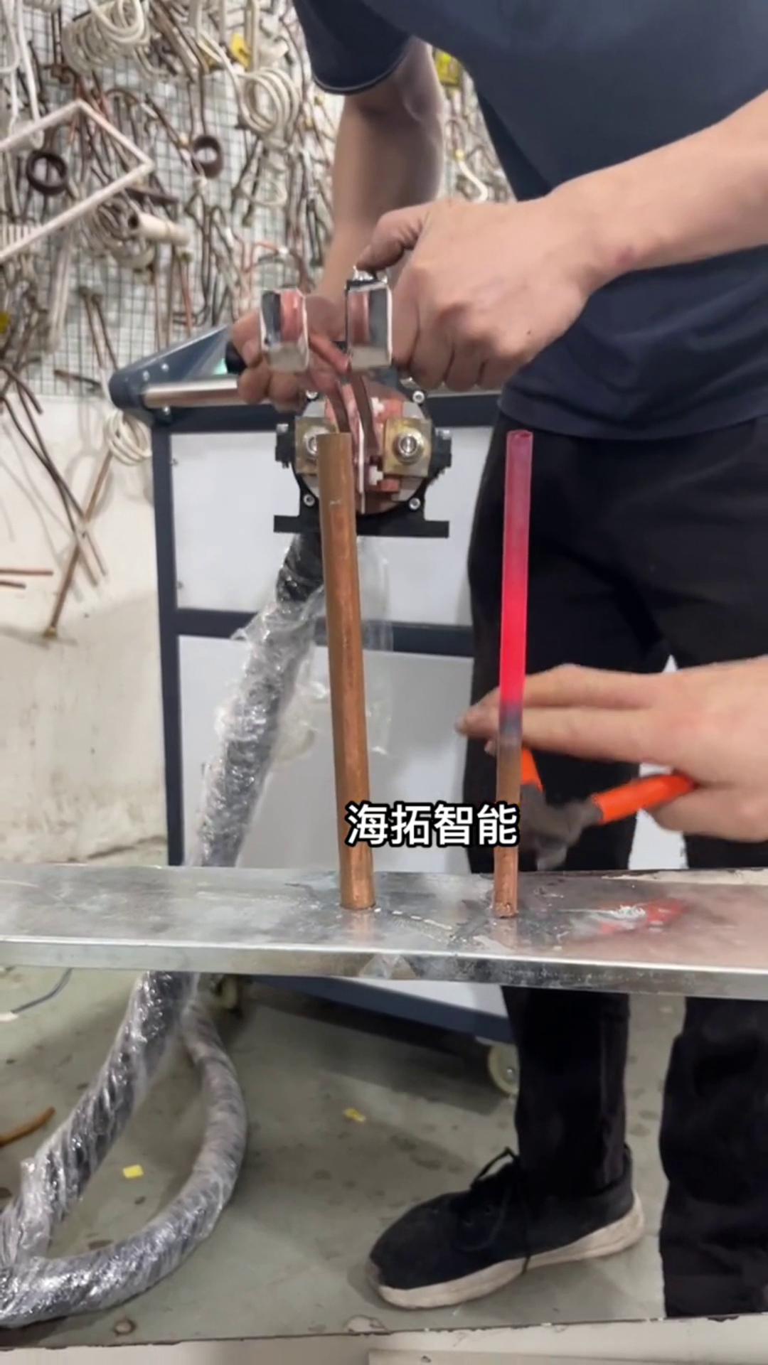 銅管加熱退火有難度嗎？沒有！只要用了海拓智能感應(yīng)加熱設(shè)備，什么淬火退火加熱焊接一切都不是問題。 