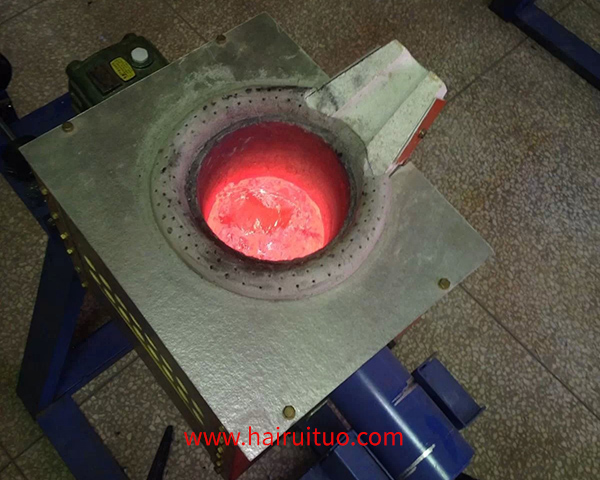 小型實驗熔煉爐，特別是用于熔煉銅的中頻電爐，是實驗室或小規(guī)模生產(chǎn)環(huán)境中常用的設(shè)備