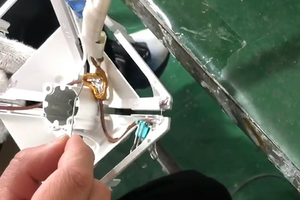 高頻焊機(jī)電線端子錫焊是一種利用高頻電磁場對電線端子進(jìn)行焊接的方法