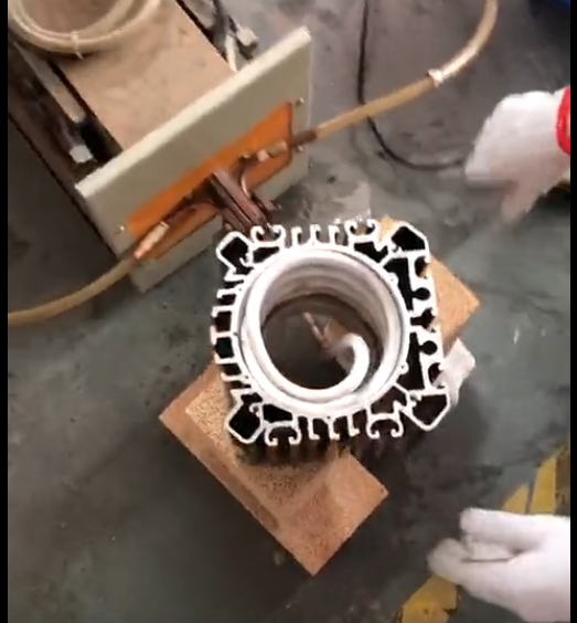 電機(jī)熱套是利用高頻機(jī)將軸承等零件套裝到電機(jī)軸上的工藝，通過高頻電流加熱實現(xiàn)快速裝配