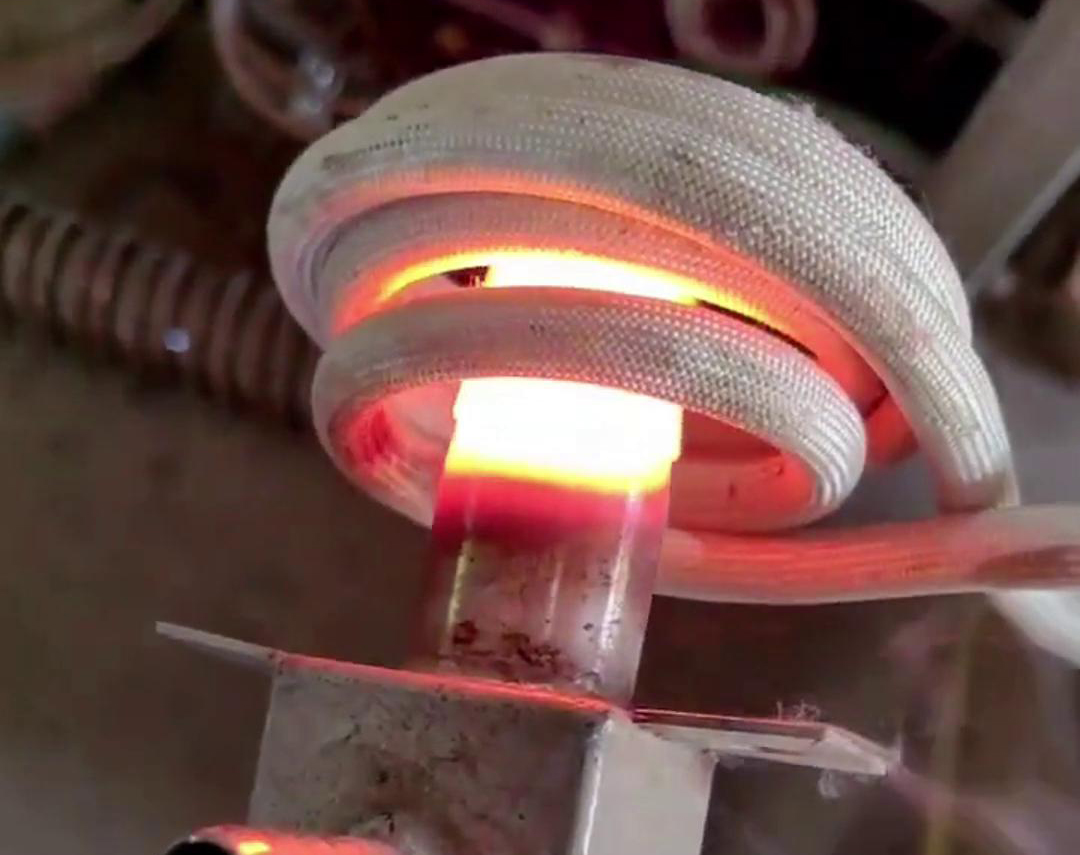 手持式高頻機(jī)加熱不銹鋼管是一種高效、精確的加熱方法
