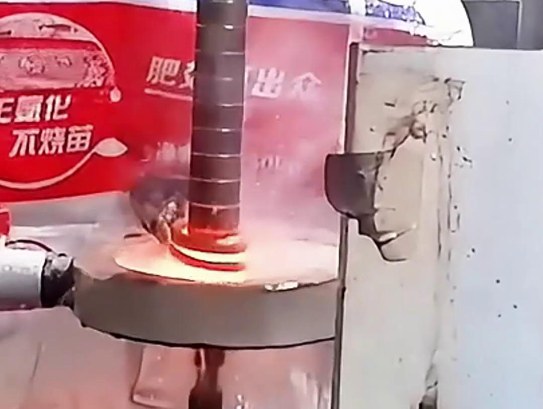 自動化軸類高頻淬火機(jī)床是一種用于軸類零件表面淬火處理的設(shè)備
