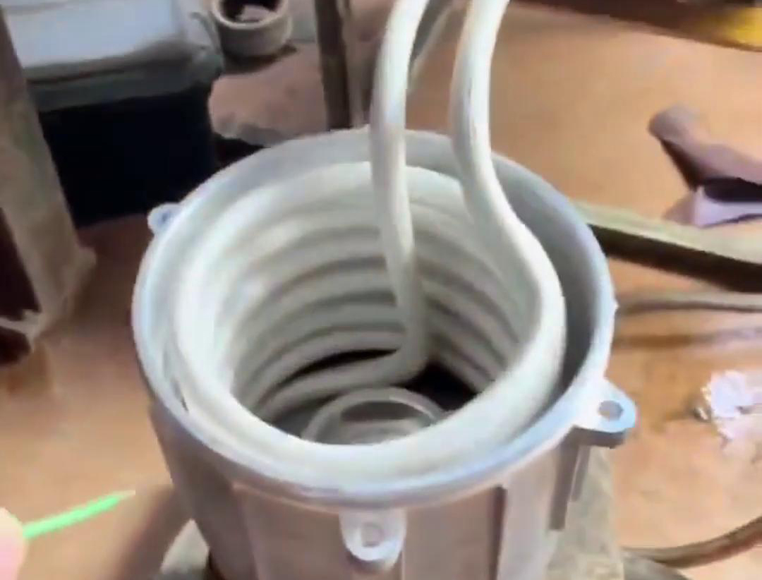 在電機裝配中，使用高中頻感應加熱設備進行軸套或軸承的熱裝確實是一種常見的裝配方法