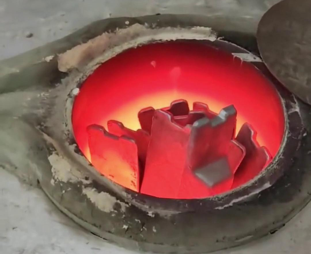 根據(jù)客戶特定的熔煉需求、生產(chǎn)規(guī)模、場(chǎng)地條件等因素，專門(mén)設(shè)計(jì)和制造的中頻感應(yīng)熔鋁爐