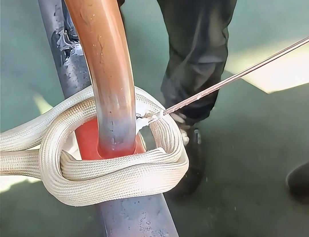 使用高頻焊機(jī)進(jìn)行銅管焊接，可以大大提高工作效率