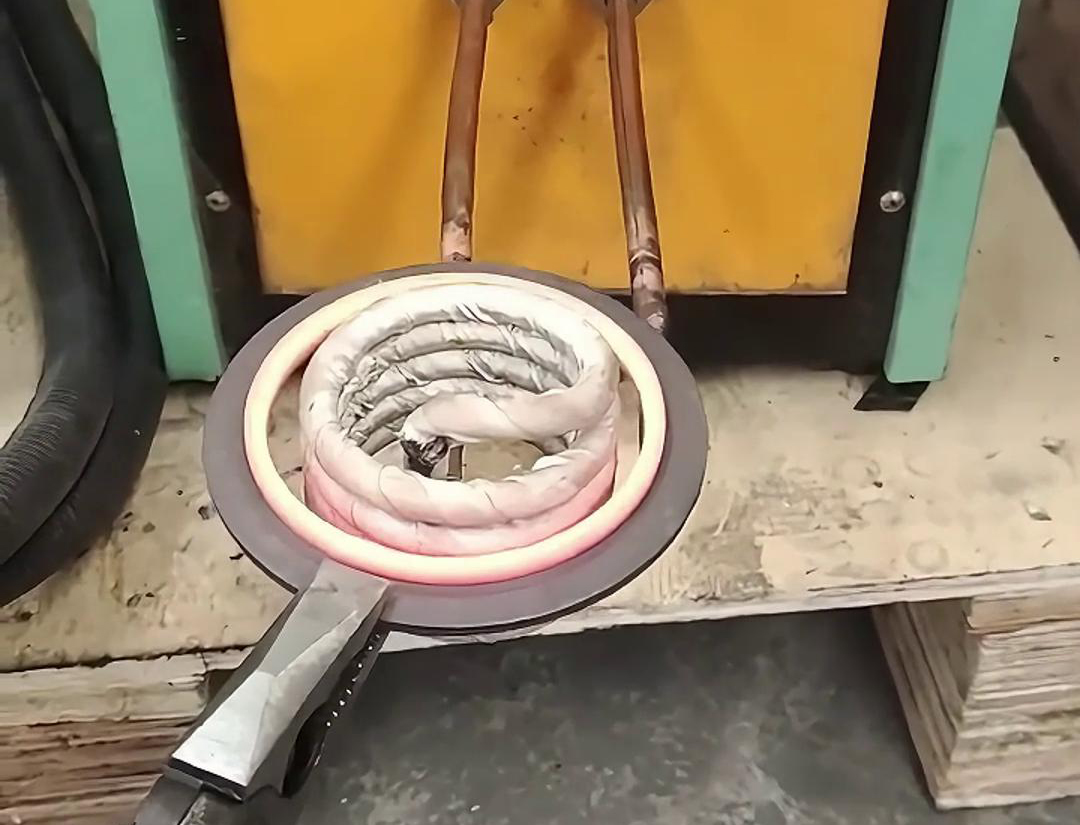 內(nèi)孔加熱，就用高頻加熱機(jī)，因?yàn)樗灰?20V電壓
