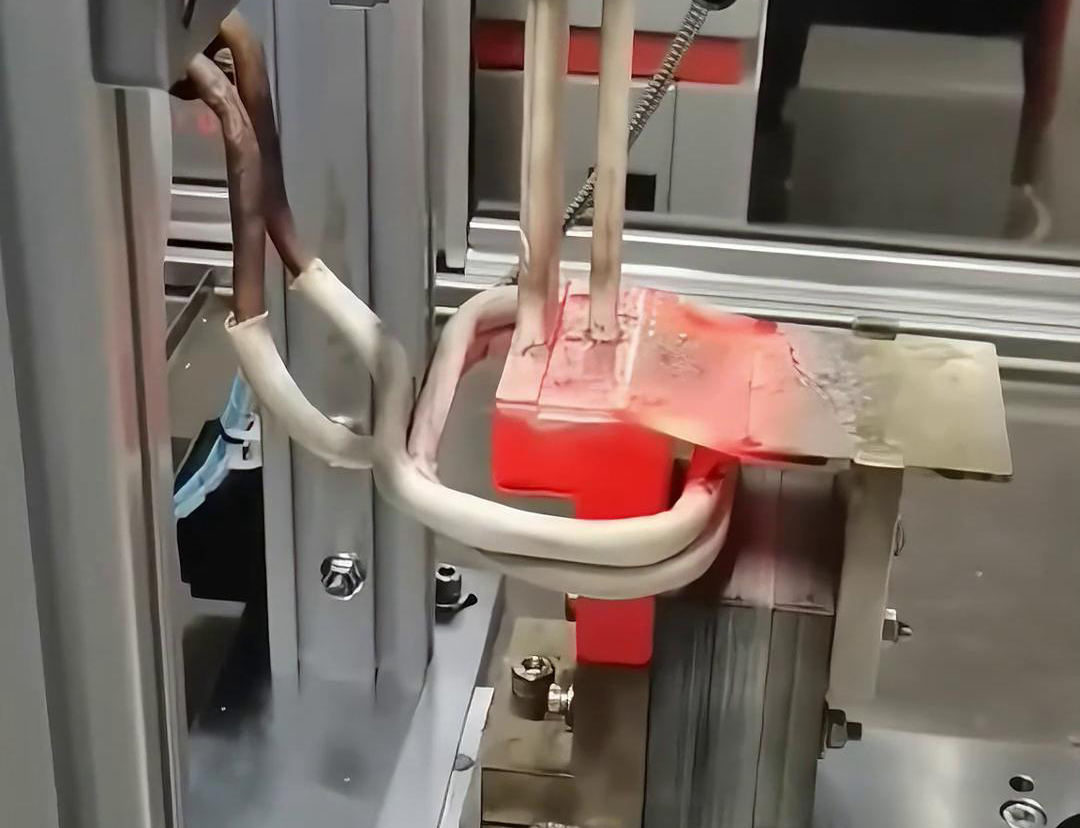 框架斷路器母排銅排高頻焊接過程。采用高頻自動焊接