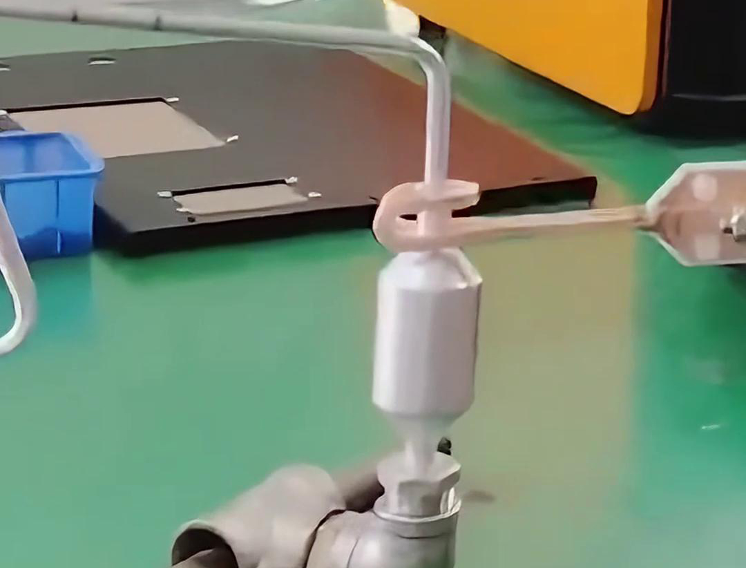 鋁管鋁儲液器正在進行釬焊，用的是手持式高頻感應(yīng)焊機