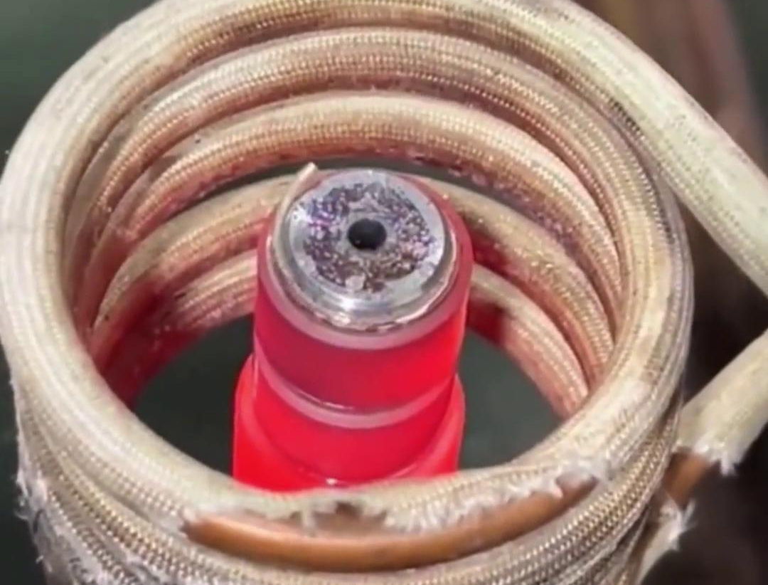 高頻釬焊機適用于不銹鋼焊接工藝，如管道、容器、結(jié)構(gòu)件等