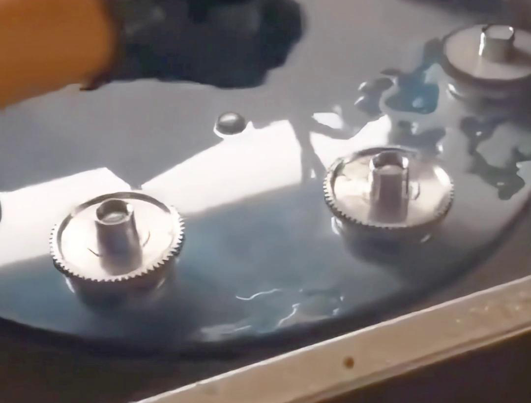 多工位齒輪淬火機(jī)床可以同時(shí)對多個(gè)齒輪進(jìn)行淬火處理，提高生產(chǎn)效率