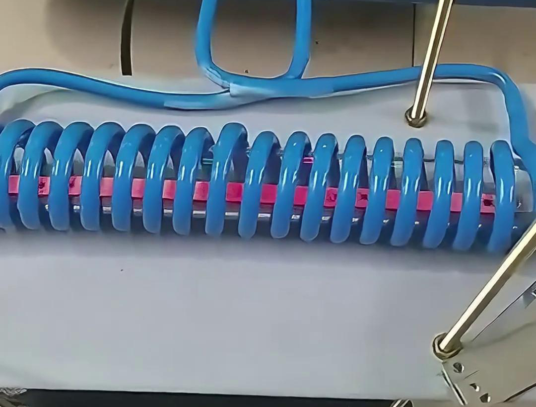 客戶定制的高頻退火機，專門用于雙孔墊片在線退火，