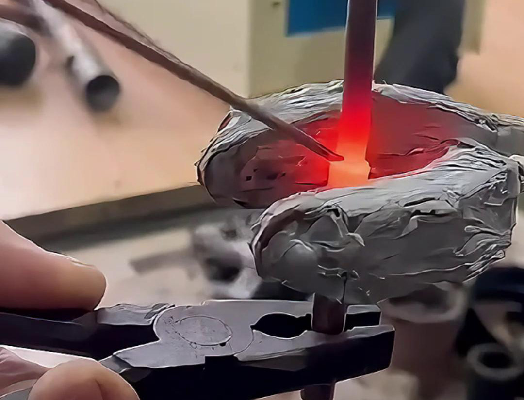 25KW手持式高頻機(jī)在焊接銅管方面展現(xiàn)出高效、精準(zhǔn)和靈活的特點(diǎn)