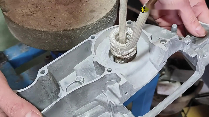 鋁殼使用高頻加熱機(jī)加熱內(nèi)孔，然后軸承熱裝配