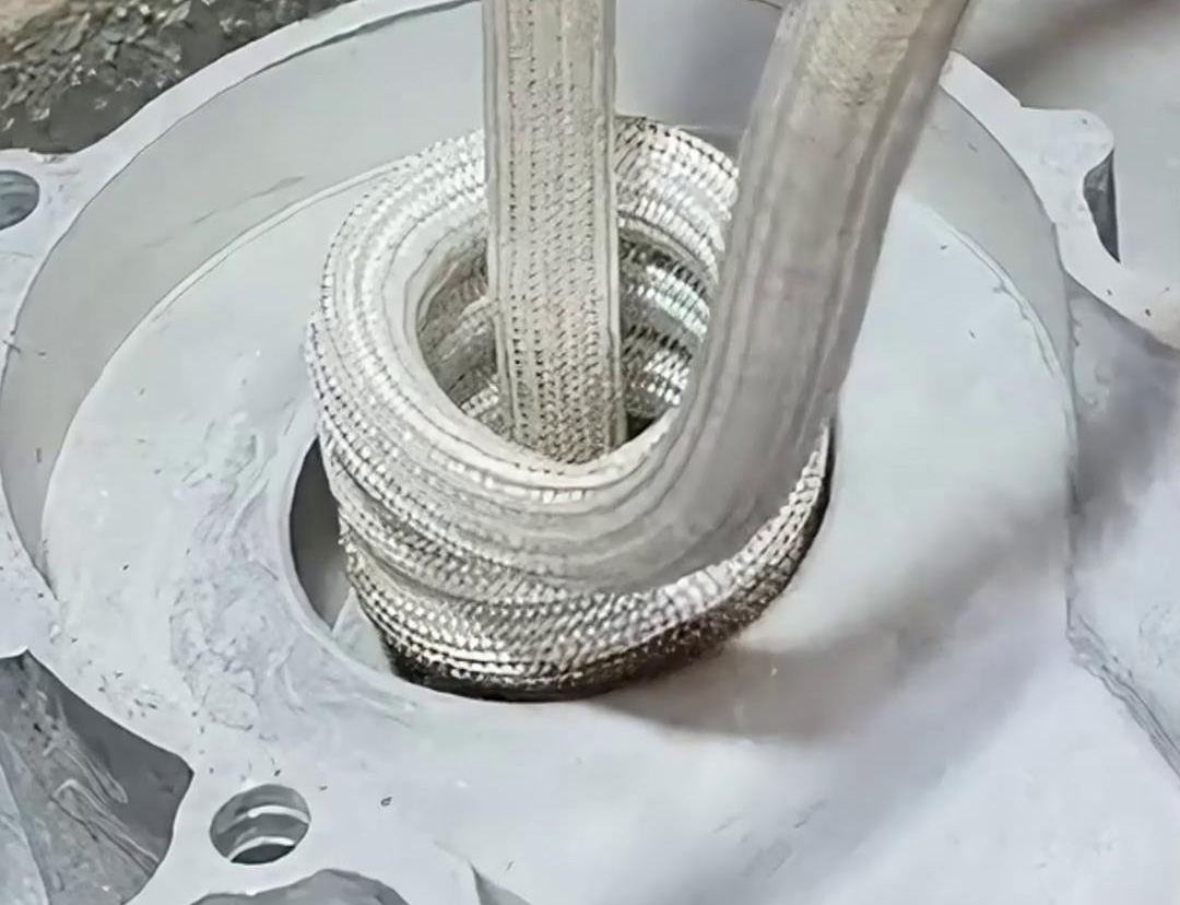 鋁殼外殼內(nèi)孔類的加熱設(shè)備，而高頻加熱機無疑是一個值得考慮的選擇