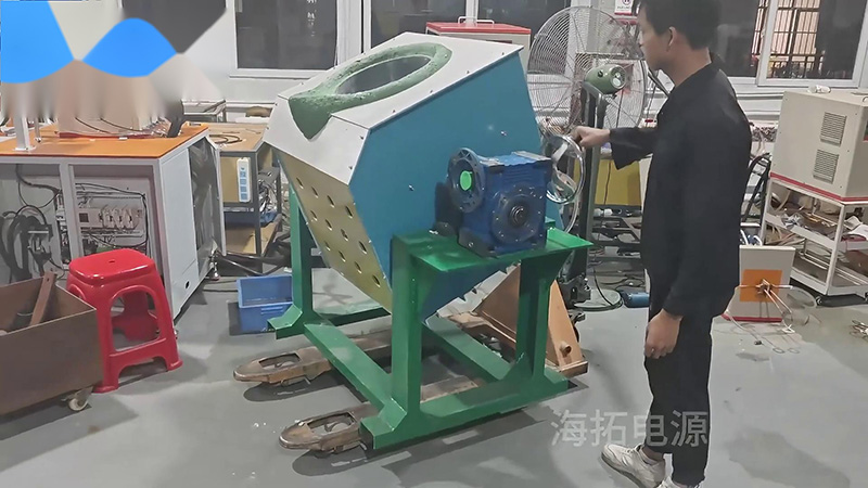 客戶定制的300公斤中頻熔煉爐，手搖傾倒式熔銅爐