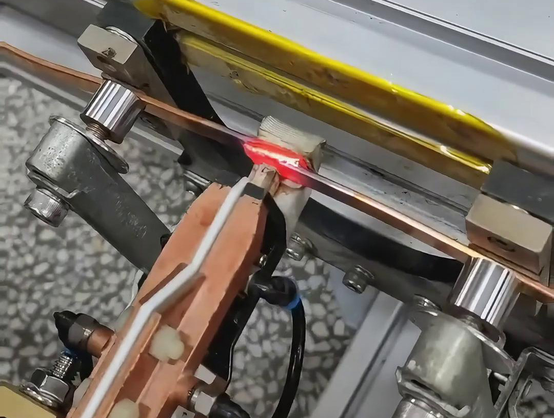 手持式高頻焊機(jī)適用于銅板等金屬材料的焊接、淬火和退火等工藝