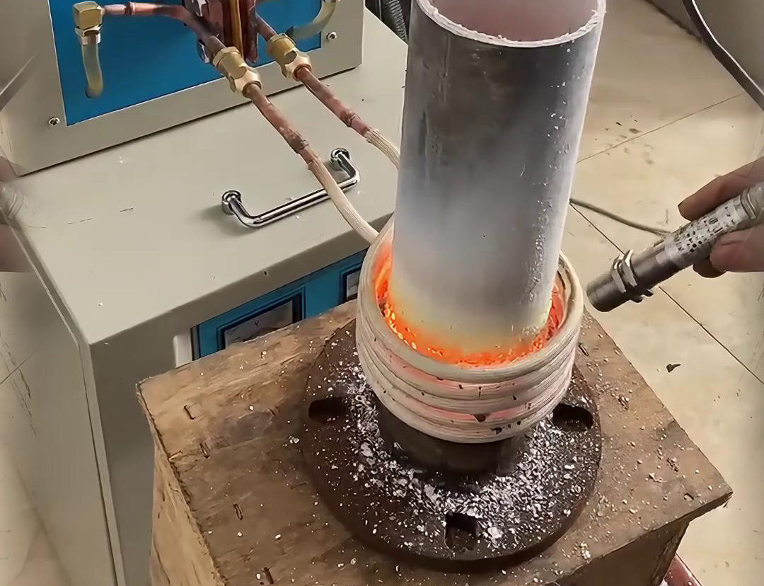 這是高頻加熱機(jī)對(duì)鋼管加熱，可以根據(jù)需求配備溫控監(jiān)測(cè)