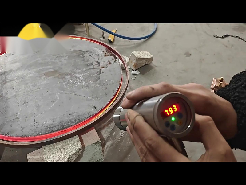 160KW超音頻感應(yīng)加熱設(shè)備完全有能力將直徑700mm、厚度20mm的圓形鋼餅加熱到900度