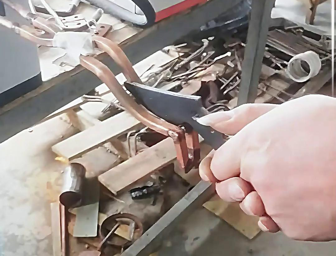 管鉗五金工具淬火熱處理選擇高頻淬火機(jī)(圖1) 管鉗五金工具淬火熱處理選擇高頻淬火機(jī)(圖1)