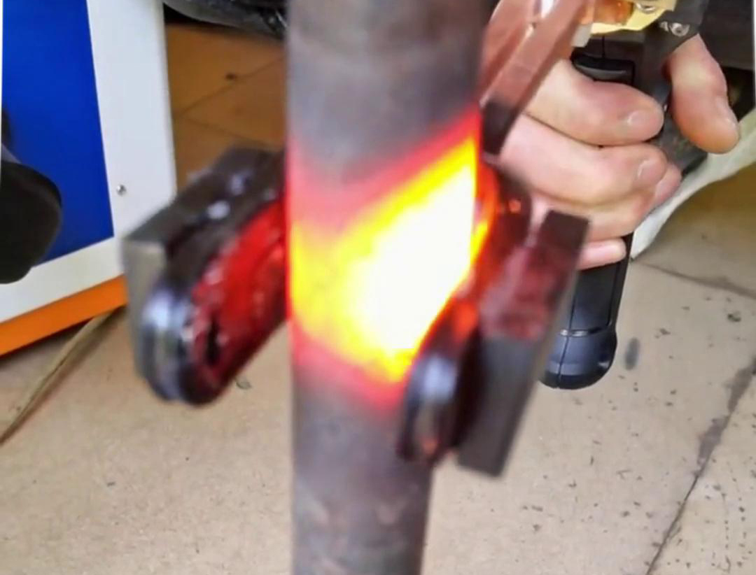 手持式高頻加熱機(jī)U型開口線圈對(duì)直徑22mm，厚度為3mm鋼管加熱測(cè)試