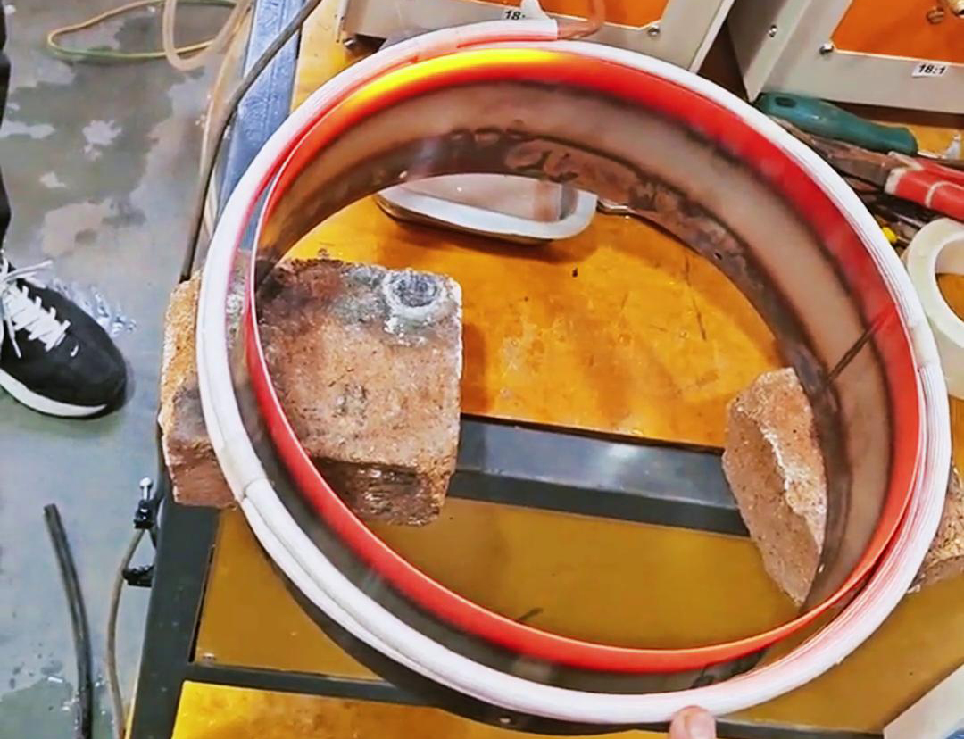 高頻加熱機(jī)對(duì)不銹鋼鋼管進(jìn)行加熱退火，為熱壓翻邊做準(zhǔn)備