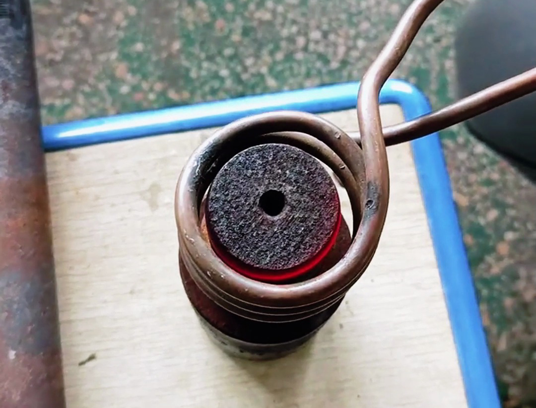 實(shí)心棒料加熱實(shí)驗(yàn)，采用了25KW的軟鏈接高頻感應(yīng)加熱設(shè)備進(jìn)行加熱