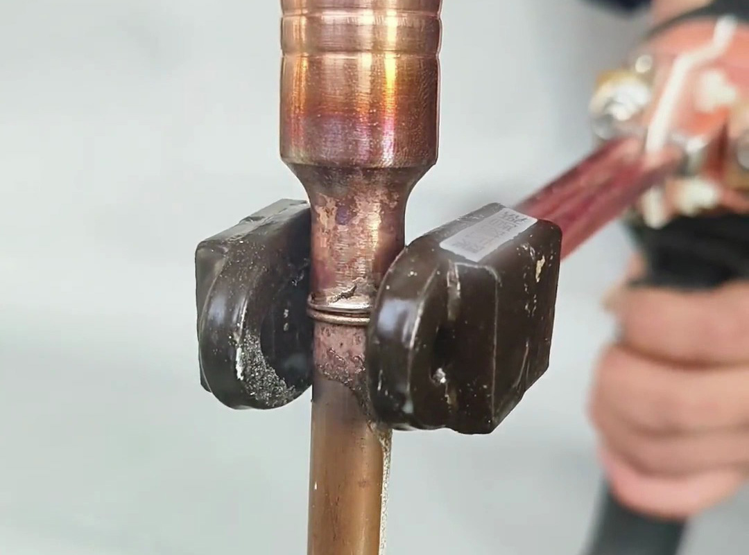 海拓手持式高頻焊機(jī):分液器 / 分配器焊接的 “簡(jiǎn)化者” 與 “提速器”(圖2) 海拓手持式高頻焊機(jī):分液器 / 分配器焊接的 “簡(jiǎn)化者” 與 “提速器”(圖2)