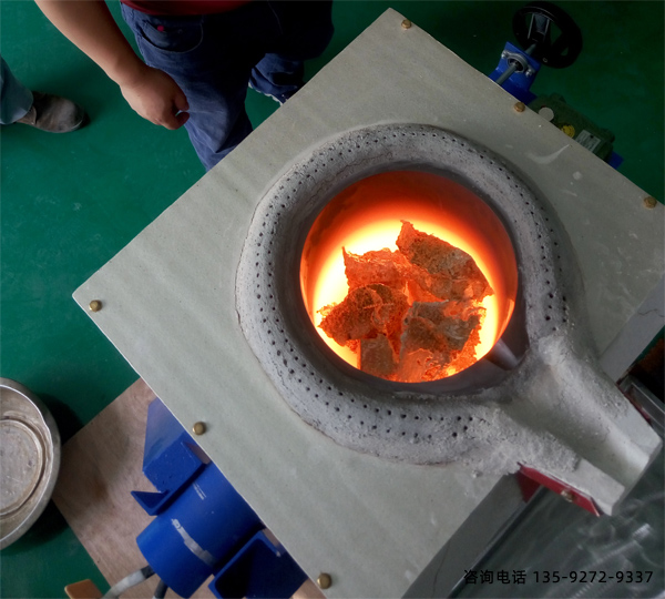 中頻熔煉爐生產(chǎn)廠家對熔煉爐結(jié)構(gòu)進(jìn)行了調(diào)整。